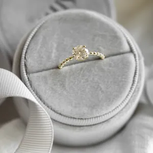 Zásnubní kuličkový prsten s kulatým moissanitem LESLIE Thumbnail