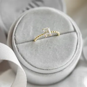 Kuličkový zásnubní prsten s radiant moissanitem CLEA Thumbnail