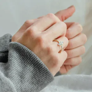 Elegantní zásnubní prsten s markýz moissanitem a obroučkou z kuliček BRYCE