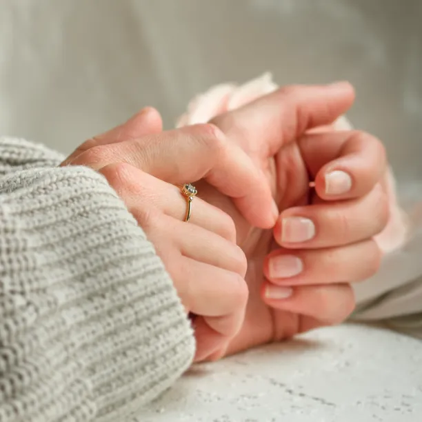 Minimalistický zásnubní prsten se salt and pepper diamanty TROIS Image