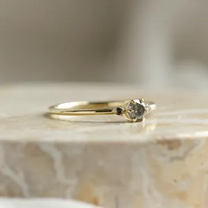 Minimalistický zásnubní prsten se salt and pepper diamanty TROIS Thumbnail