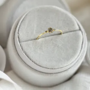 Minimalistický zásnubní prsten se salt and pepper diamanty TROIS Thumbnail