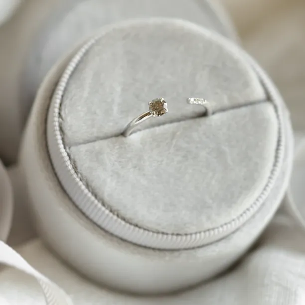 Otevřený prsten se salt and pepper diamantem a klasickými diamanty BRAIDY Image