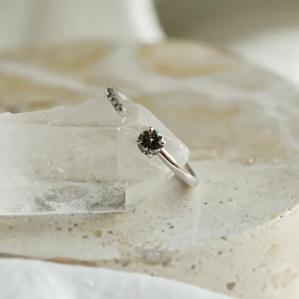 Otevřený prsten se salt and pepper diamantem a klasickými diamanty BRAIDY Image