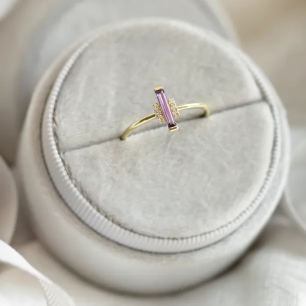 Originální prsten s baguette ametystem a bočními diamanty NAIMA Image