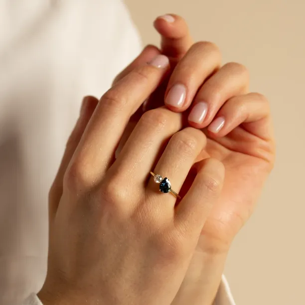 Toi et Moi zásnubní prsten s modrým pear safírem a kulatým diamantem COUPLE Image
