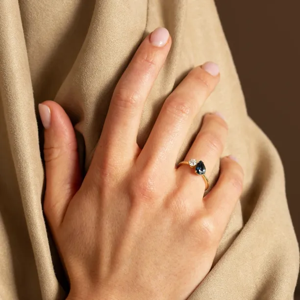 Toi et Moi zásnubní prsten s modrým pear safírem a kulatým diamantem COUPLE Image