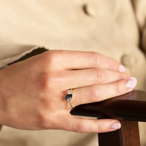 Toi et Moi zásnubní prsten s modrým pear safírem a kulatým diamantem COUPLE Image