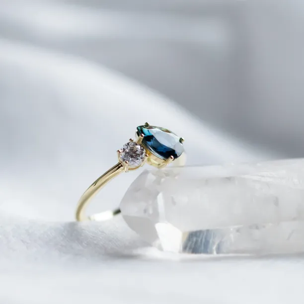 Toi et Moi zásnubní prsten s modrým pear safírem a kulatým diamantem COUPLE Image