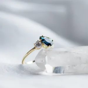 Toi et Moi zásnubní prsten s modrým pear safírem a kulatým diamantem COUPLE Thumbnail