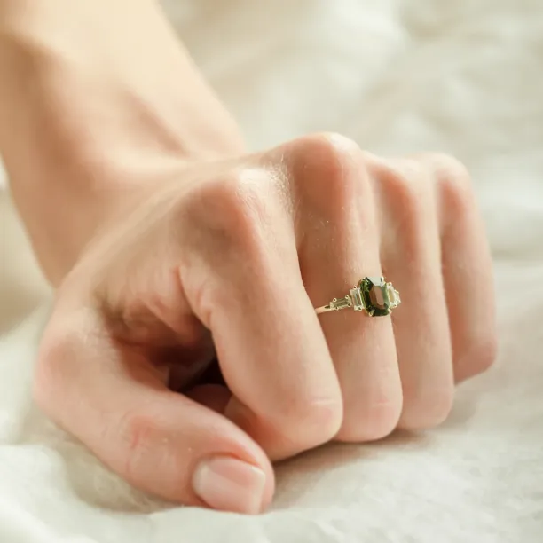 Zásnubní prsten ve vintage stylu se zeleným safírem a moissanity AISHA Image