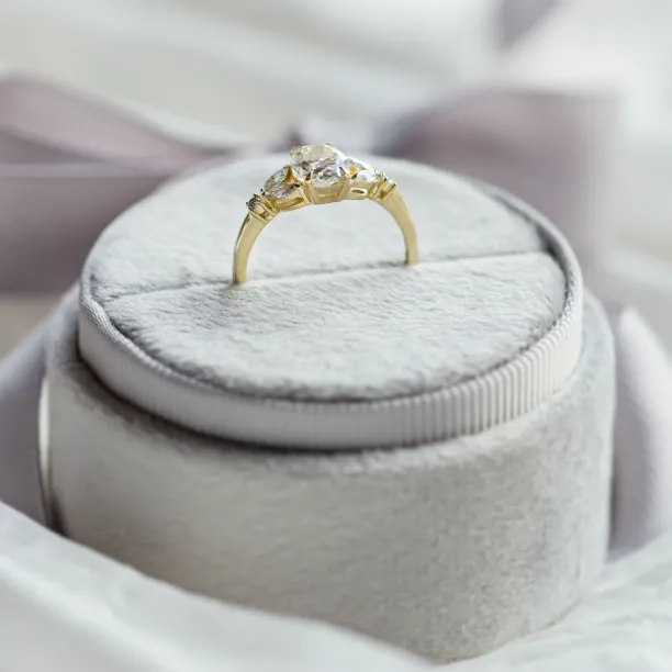 Gold vintage ring with moissanity GEMMA Image