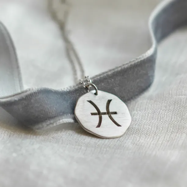 Zlatý náhrdelník se znamením AURELIA Image