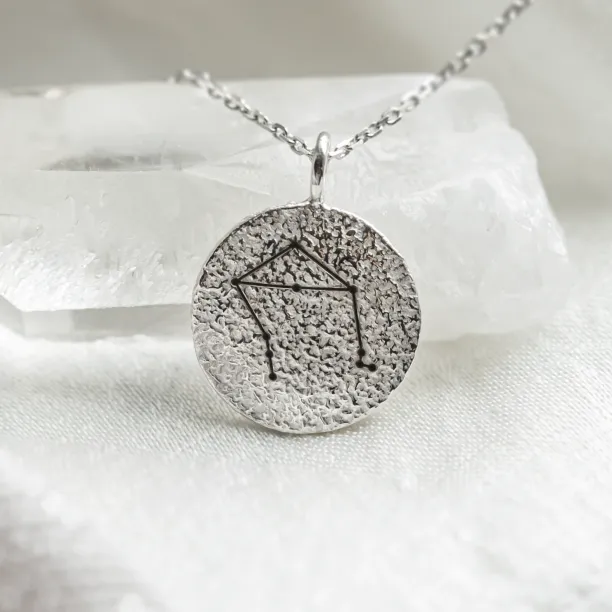 Zlatý náhrdelník se znamením zvěrokruhu a netradičním povrchem NALA Image