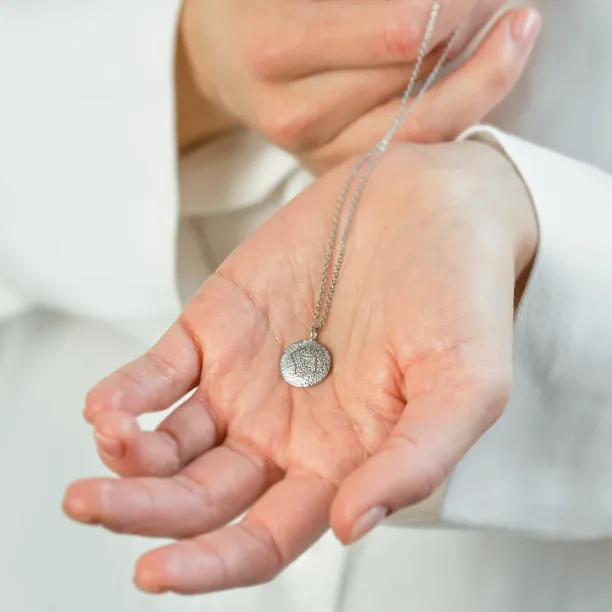 Zlatý náhrdelník se znamením zvěrokruhu a netradičním povrchem NALA Image