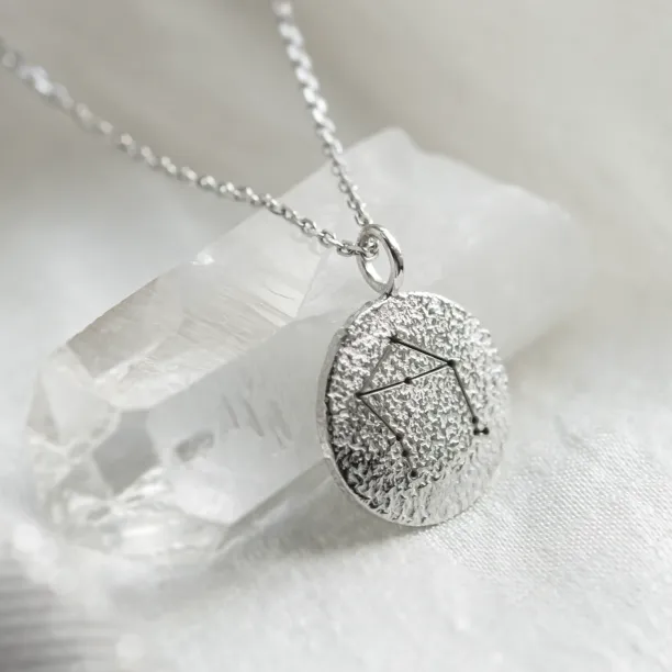 Zlatý náhrdelník se znamením zvěrokruhu a netradičním povrchem NALA Image