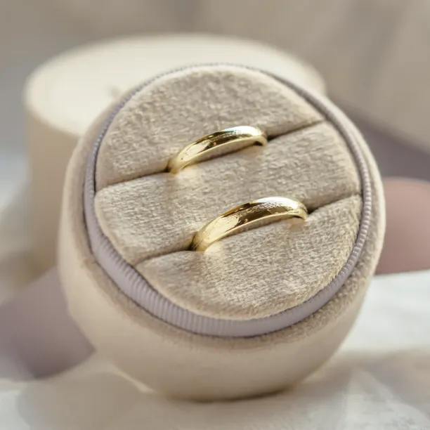 Unusual wedding rings with embossed rope NASH Image