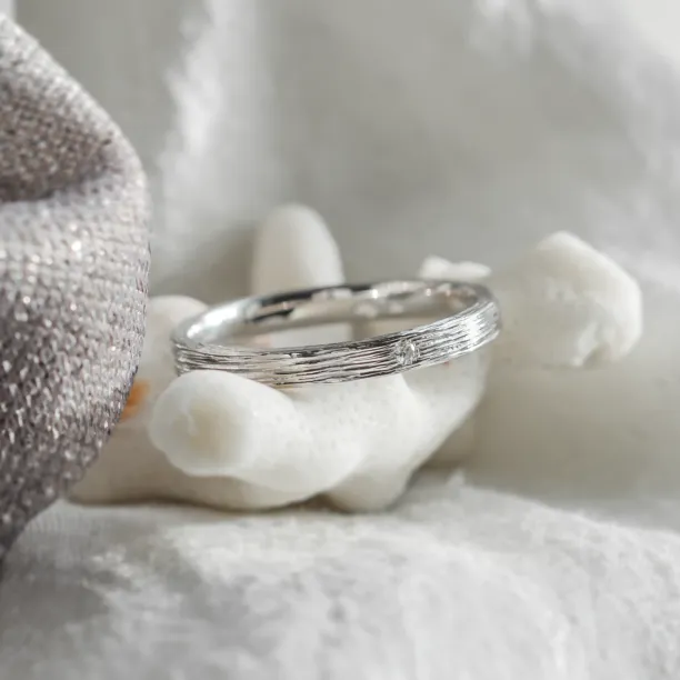 Original wedding ring with tree bark surface NIXON Image