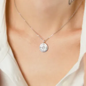 Zlatý náhrdelník s atypickým povrchem v designu kompasu FAITH