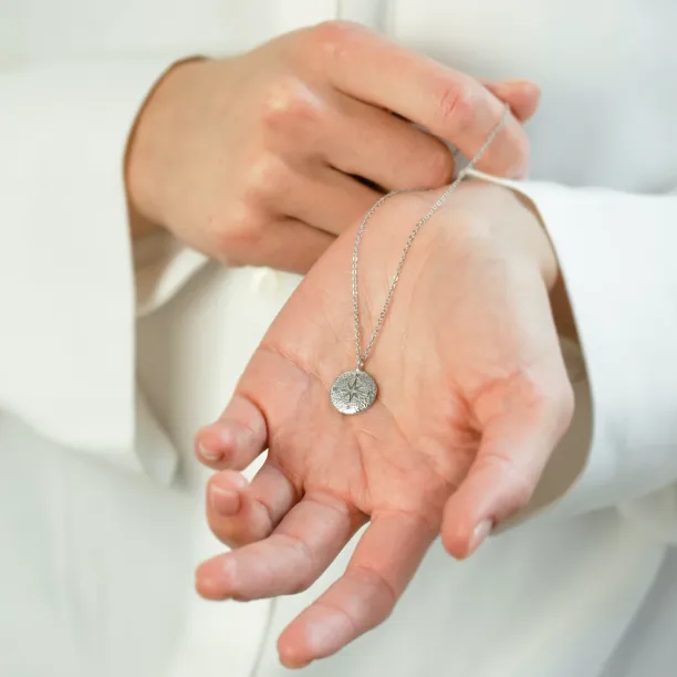 Zlatý náhrdelník s atypickým povrchem v designu kompasu FAITH Image