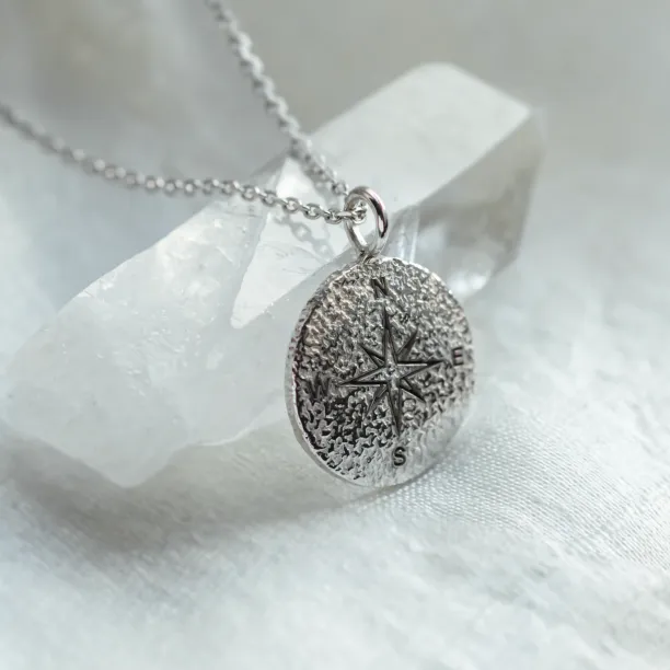 Zlatý náhrdelník s atypickým povrchem v designu kompasu FAITH Image