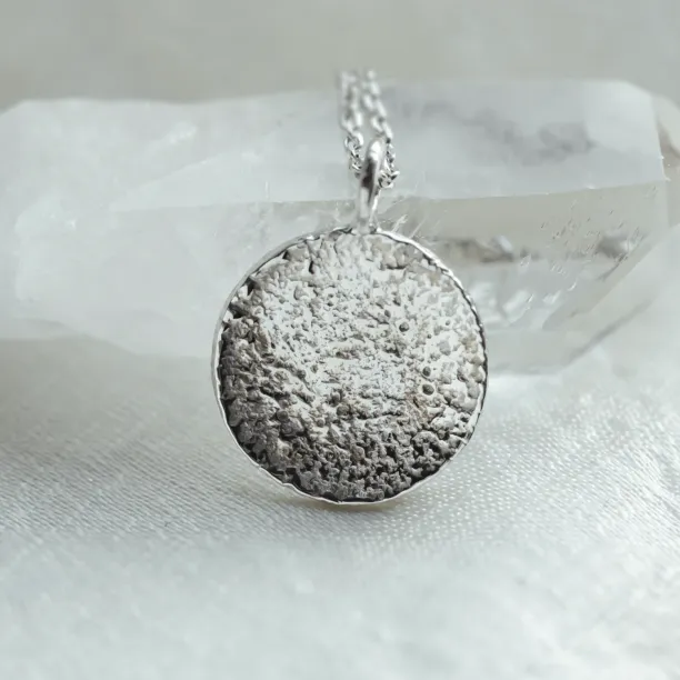 Zlatý náhrdelník s atypickým povrchem v designu kompasu FAITH Image