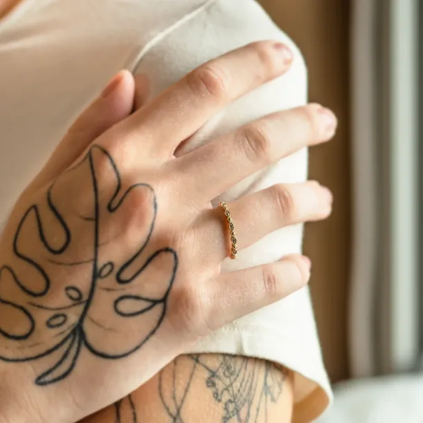 Elegantní prsten s diamanty v half eternity provedení a vintage stylu CHRISTINA Image