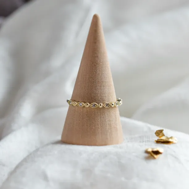 Elegantní prsten s diamanty v half eternity provedení a vintage stylu CHRISTINA Image