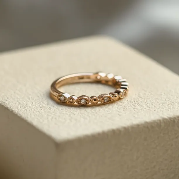 Elegantní prsten s diamanty v half eternity provedení a vintage stylu CHRISTINA Image