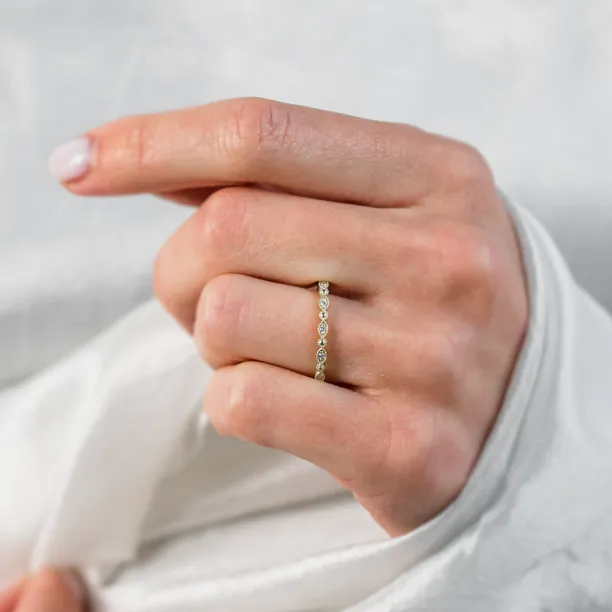 Elegantní prsten s diamanty v half eternity provedení a vintage stylu CHRISTINA Image