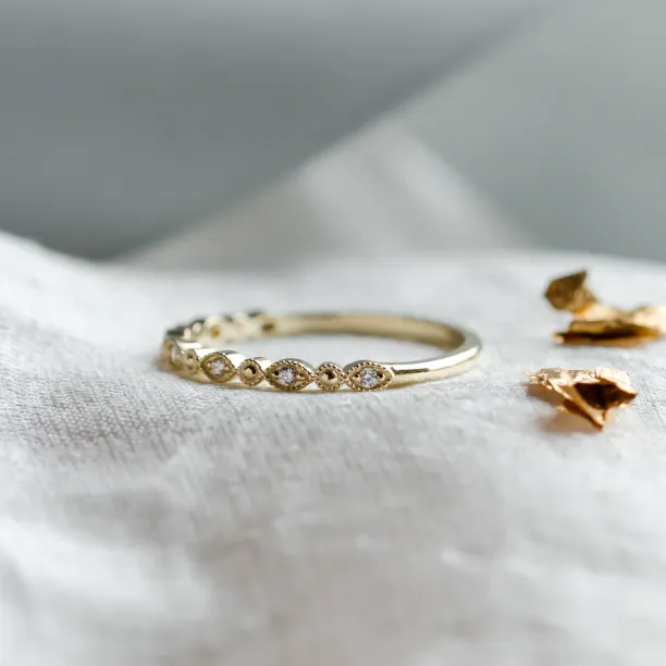 Elegantní prsten s diamanty v half eternity provedení a vintage stylu CHRISTINA Image