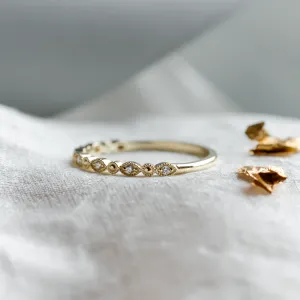 Elegantní prsten s diamanty v half eternity provedení a vintage stylu CHRISTINA Thumbnail