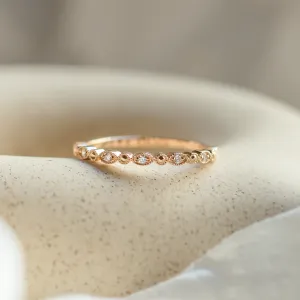 Elegantní prsten s diamanty v half eternity provedení a vintage stylu CHRISTINA Thumbnail