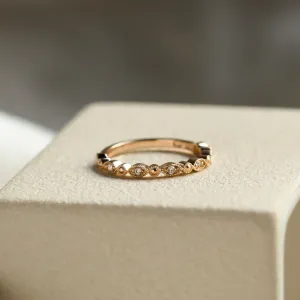 Elegantní prsten s diamanty v half eternity provedení a vintage stylu CHRISTINA Thumbnail