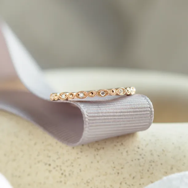 Elegantní prsten s diamanty v half eternity provedení a vintage stylu CHRISTINA Image