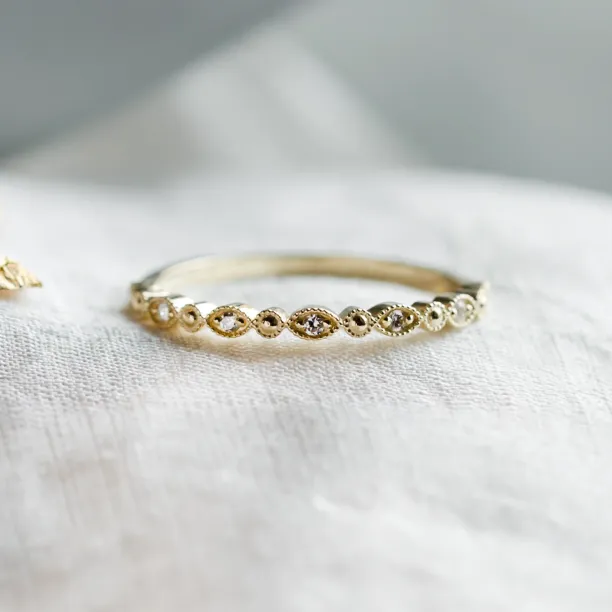 Elegantní prsten s diamanty v half eternity provedení a vintage stylu CHRISTINA Image