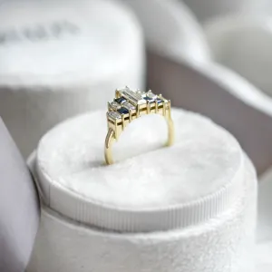 Avantgardní prsten s moissanity a safíry v baguette tvaru BETH Thumbnail
