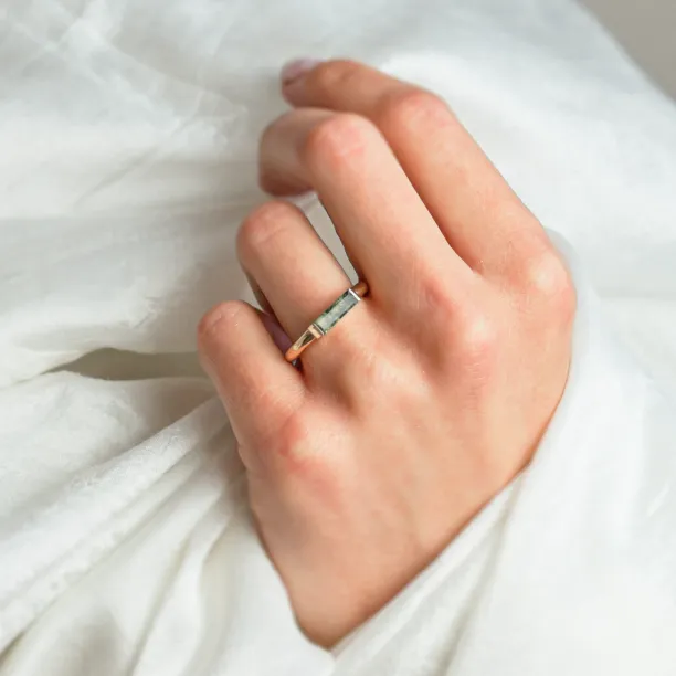 Zlatý prsten s baguette mechovým achátem CATHIA Image