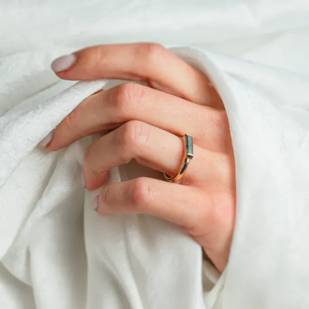 Zlatý prsten s baguette mechovým achátem CATHIA Image