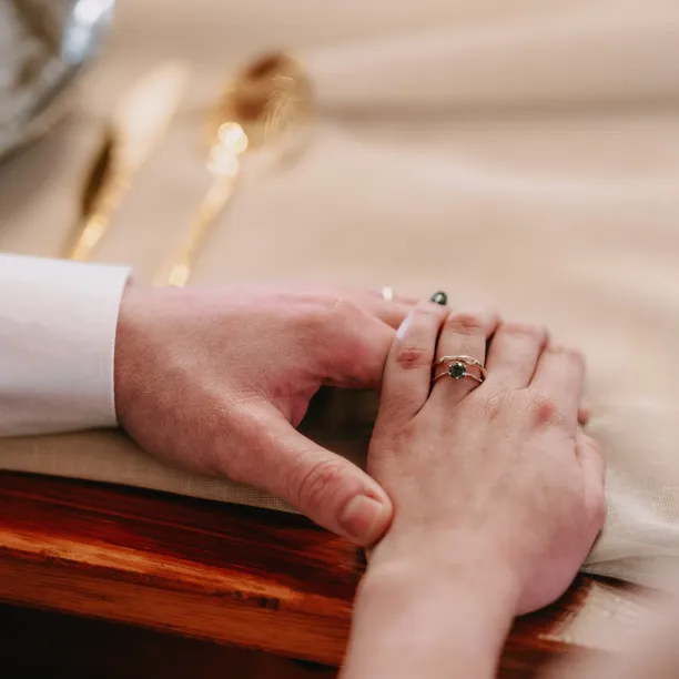 Netradiční zásnubní prsten s mechovým achátem a organickou obroučkou AVERIL Image