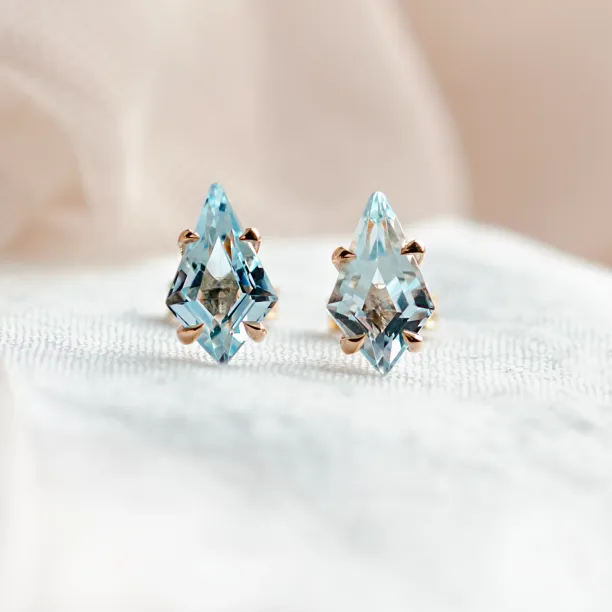 Gold earrings with topaz in kite shape RIAN Image