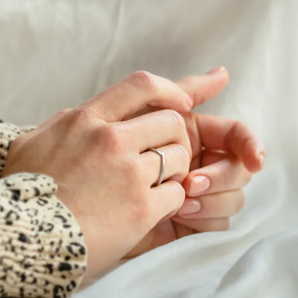 Elegantní snubní prsteny s matným povrchem a jemným vykrojením SHIRIN Image