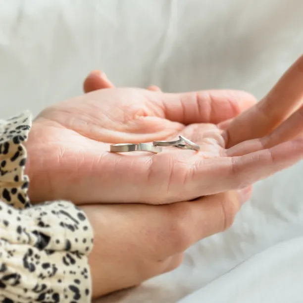 Elegantní snubní prsteny s matným povrchem a jemným vykrojením SHIRIN Image