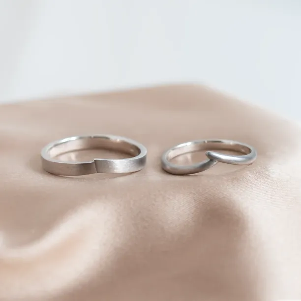 Elegantní snubní prsteny s matným povrchem a jemným vykrojením SHIRIN Image