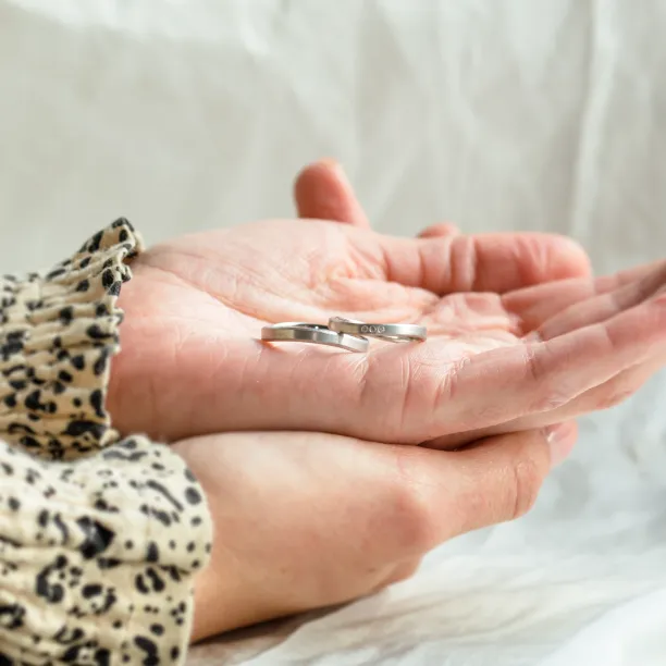 Elegantní snubní prsteny s matným povrchem a diamanty MATTY Image