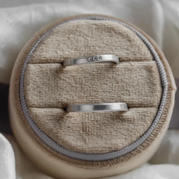 Elegantní snubní prsteny s matným povrchem a diamanty MATTY Image