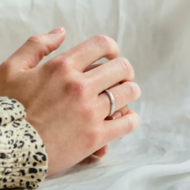 Netradiční snubní prsteny s otisklým reliéfem provázku NASH Image