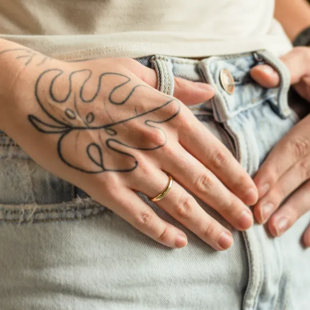 Netradiční snubní prsteny s otisklým reliéfem provázku NASH Image