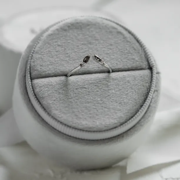 Zlatý otevřený prsten se salt and pepper diamanty ADA Image