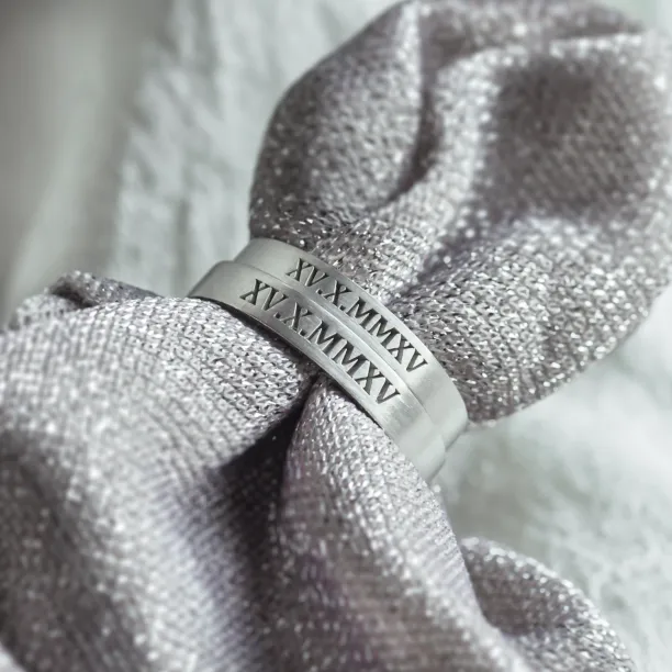 Gravírované snubní prsteny s římskými číslicemi NADIA Image